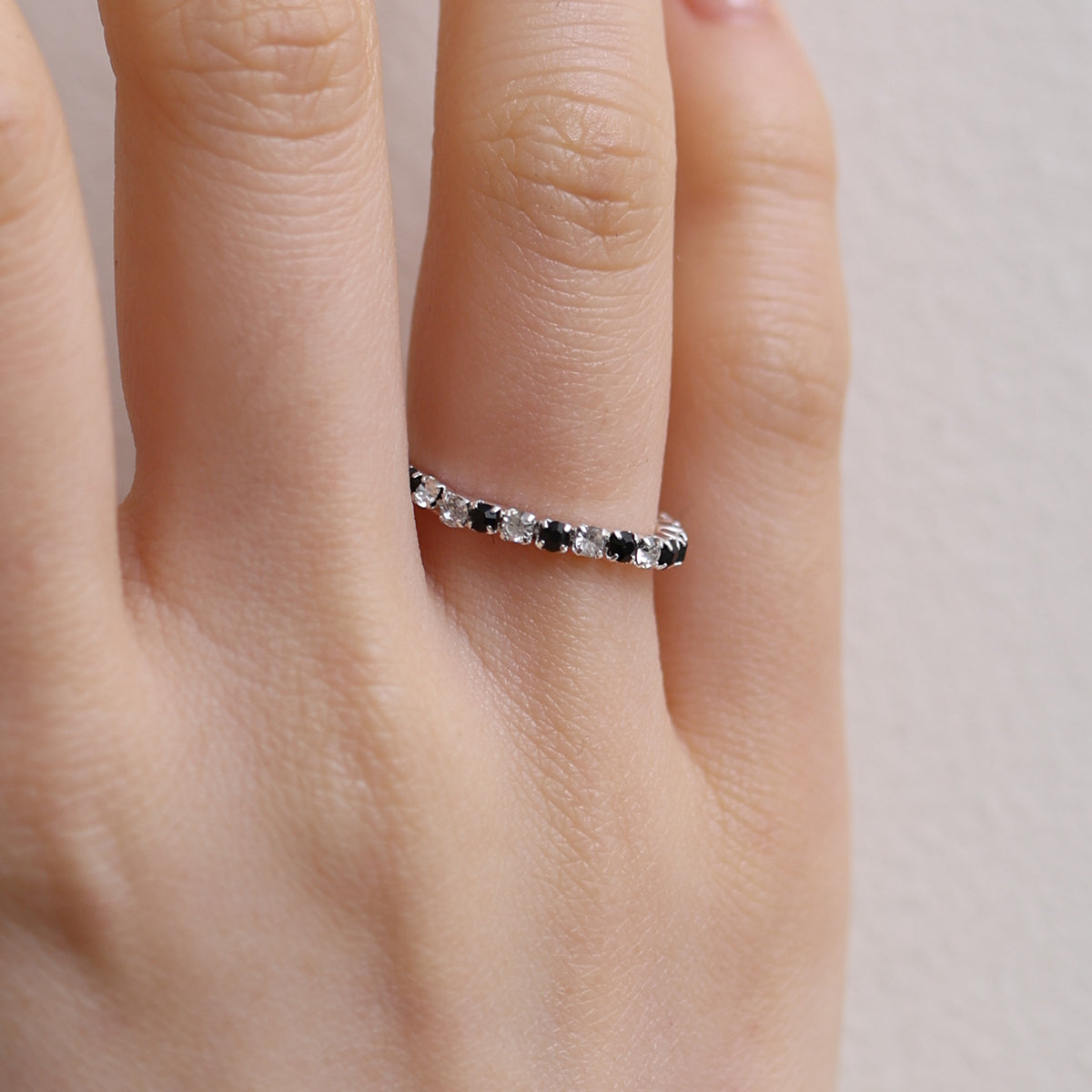 Stretchable tennis chain ring