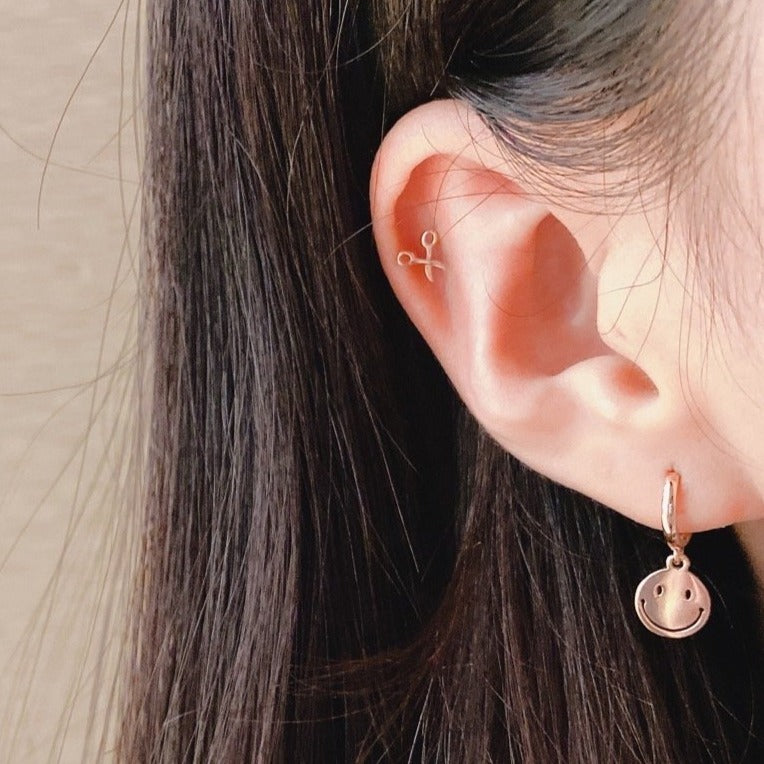 Smile huggie one touch earrings