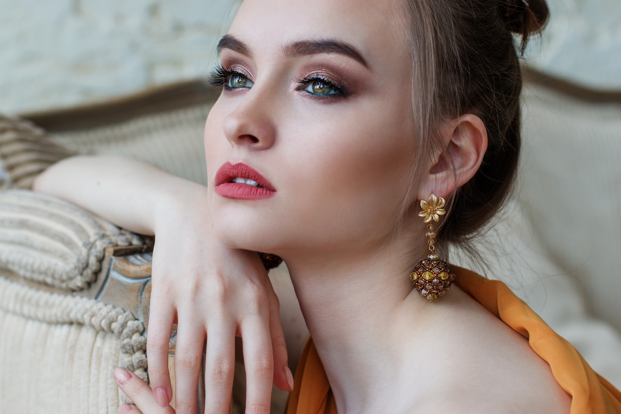 woman wearing drop earrings