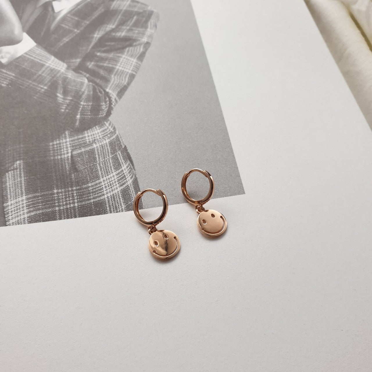 Smile huggie one touch earrings